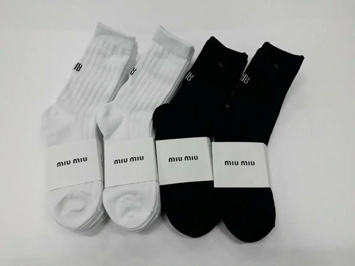 미우미우 로고 양말 화이트 블랙 8켤레