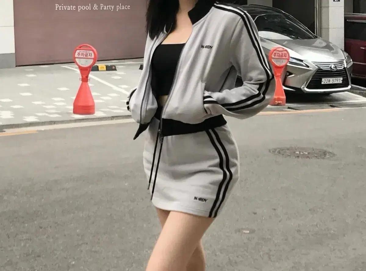 [널디 nerdy] 우먼스 NY 크롭 스웻 집업 세트 라이트그레이