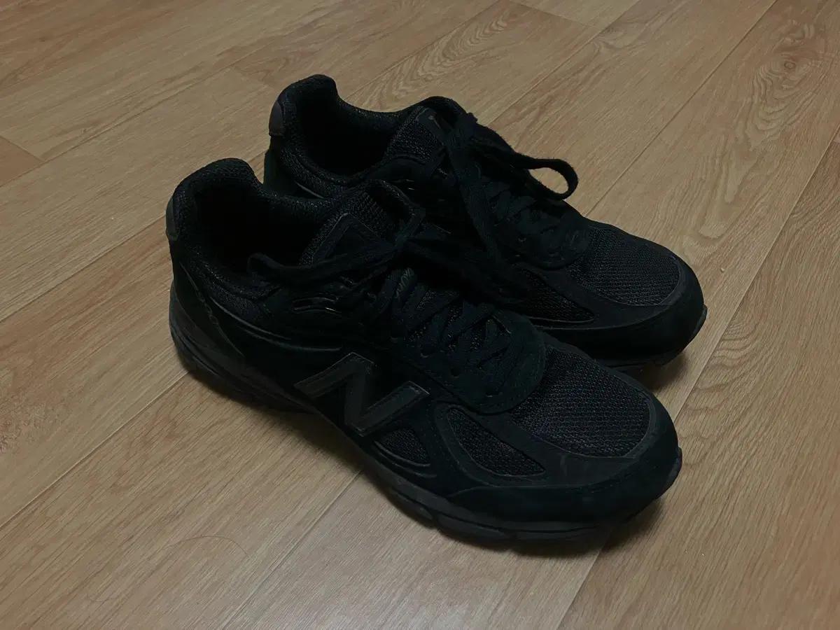 뉴발란스 990v4 트리플 블랙 260