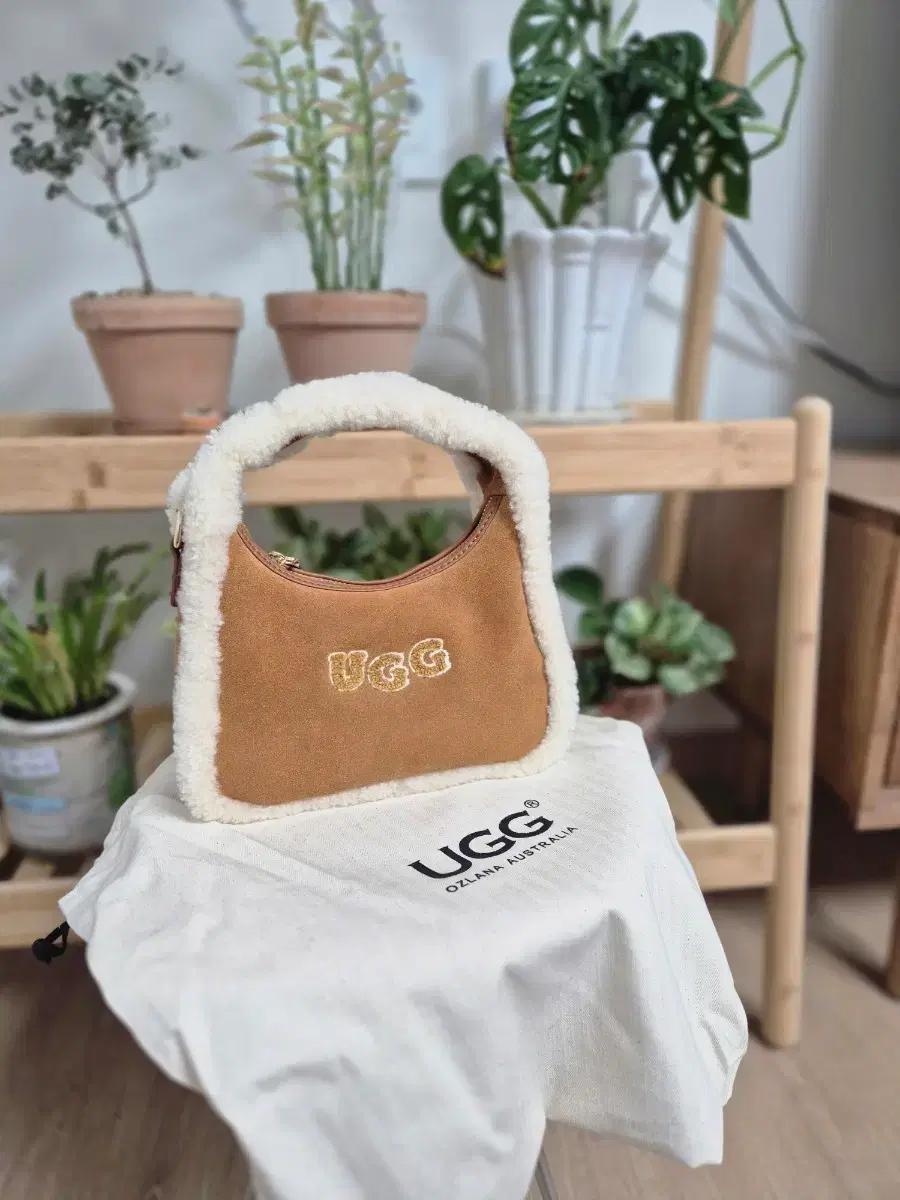 호주 UGG 어그 로고 미니 숄더 백