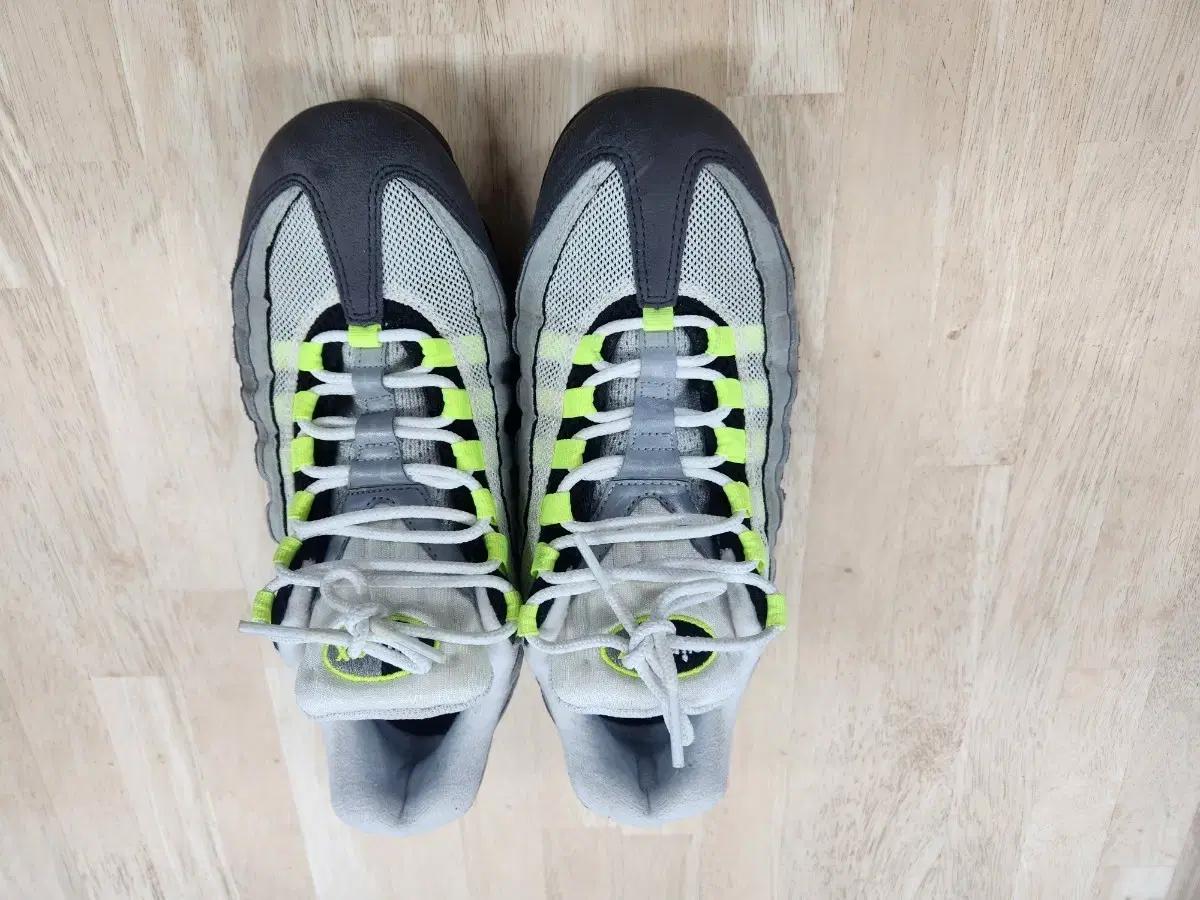 나이키 바이퍼맥스 형광 260사이즈 팝니다