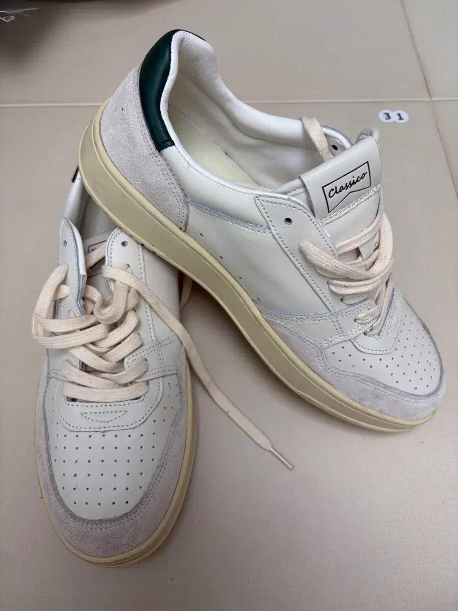Autry Classico 화이트 스니커즈