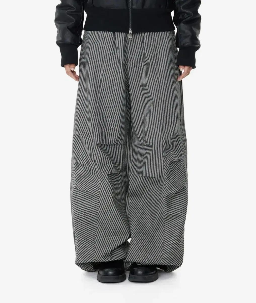 아캄 핀턱 스트라이프 데님 팬츠 블랙 1사이즈