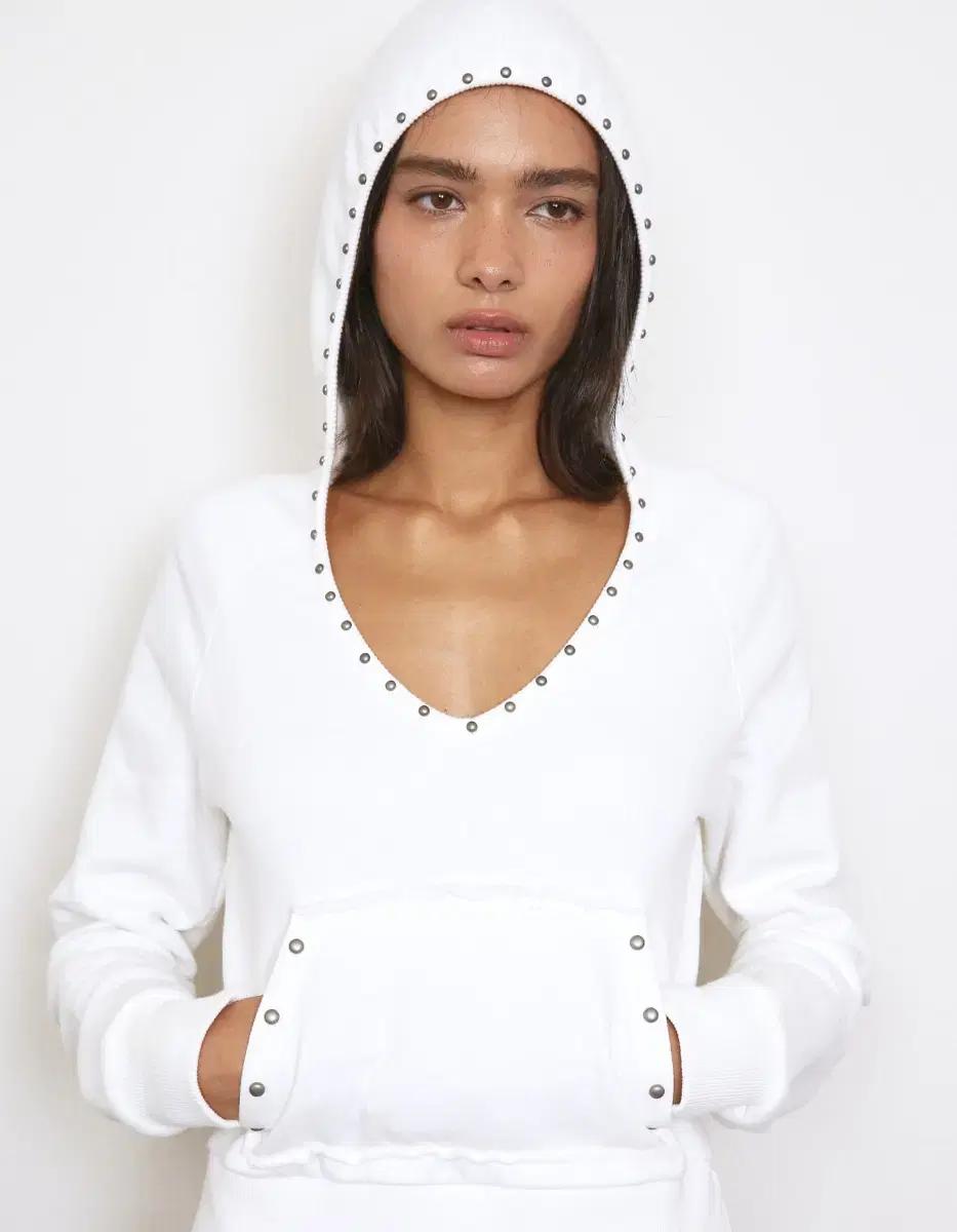 폴리수엠 STUDDED POCKET V-NECK HOODIE, IVORY