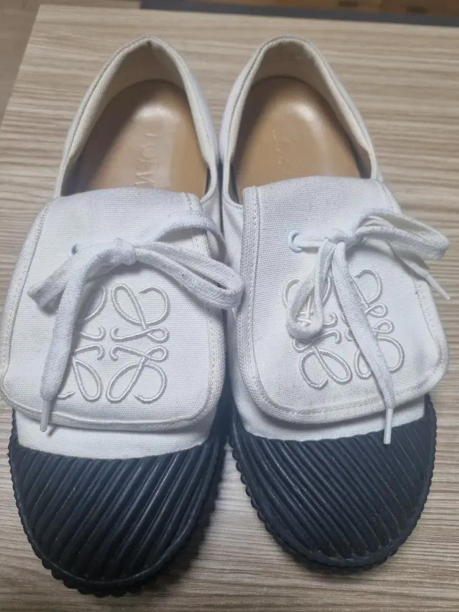 로에베 화이트 블랙 스니커즈