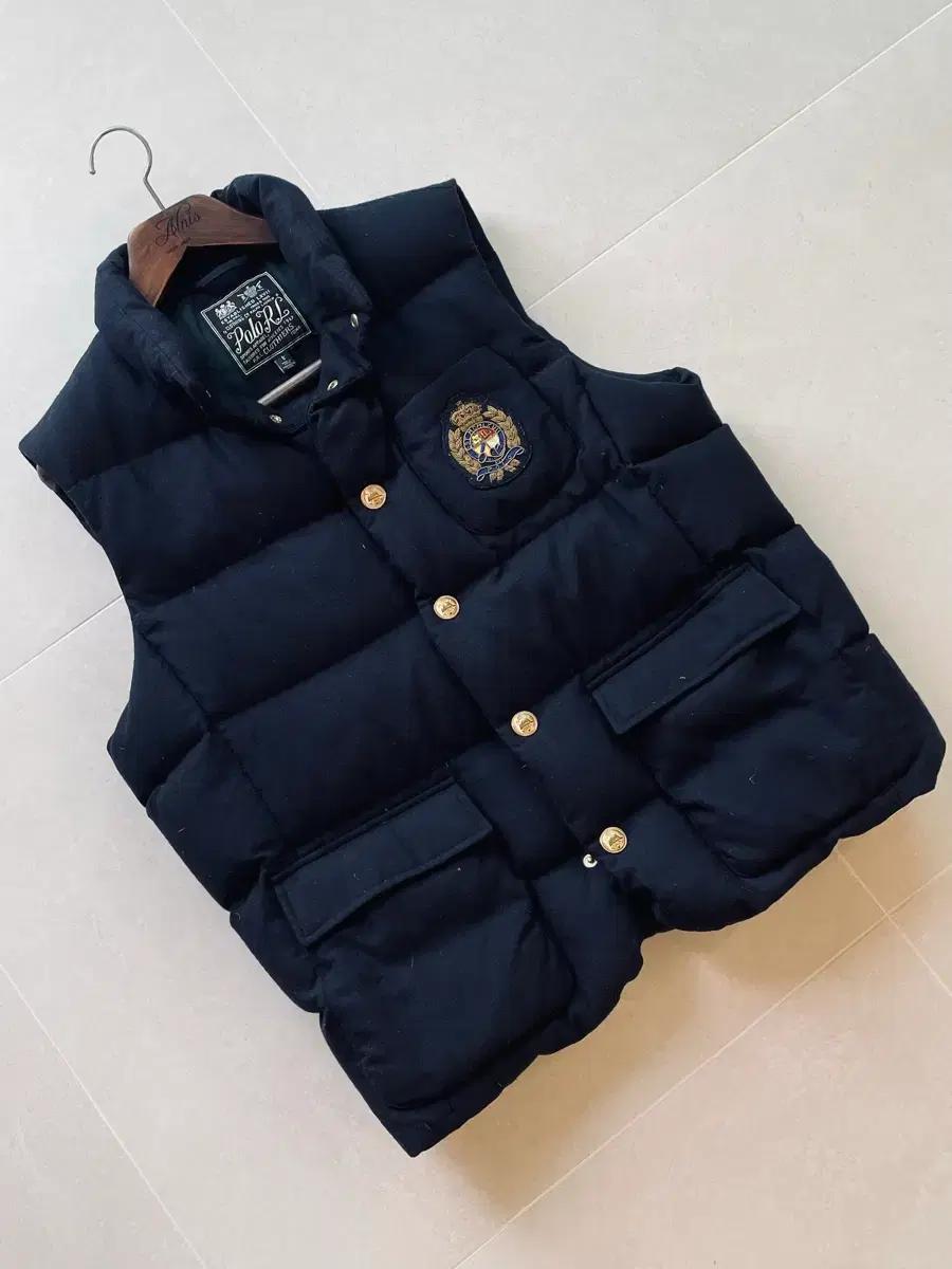 폴로 신형탭 크레스트 패치 금장단추 덕다운 울 패딩 베스트