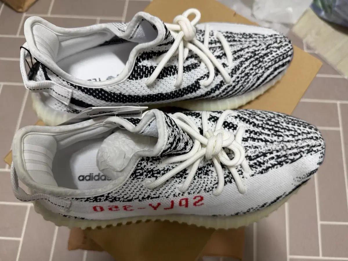 아디다스 이지부스트 350 V2 지브라 280