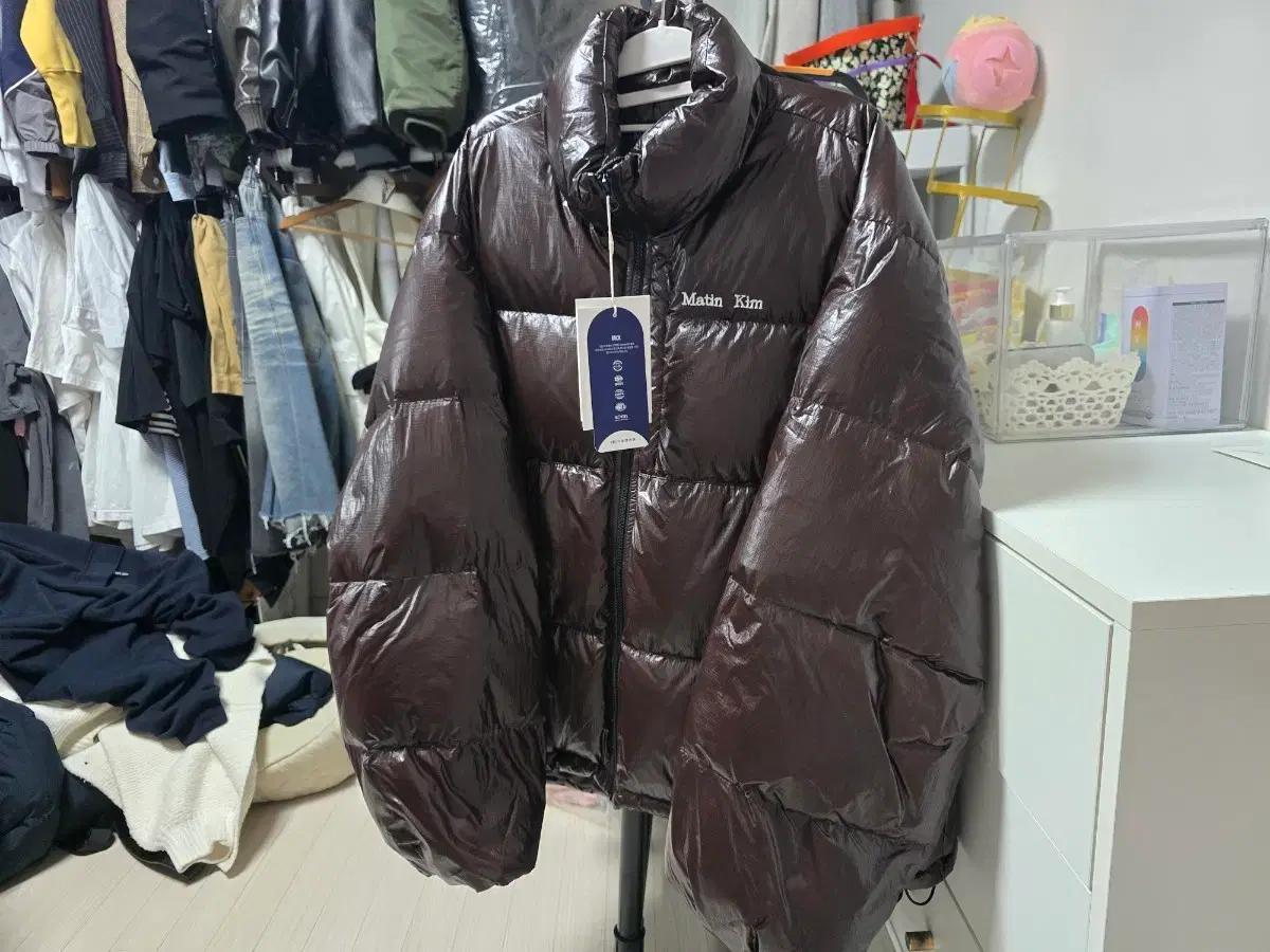 (새상품) 마뗑킴 남성 스몰 로고 볼륨 다운 점퍼 다크 브라운 XL