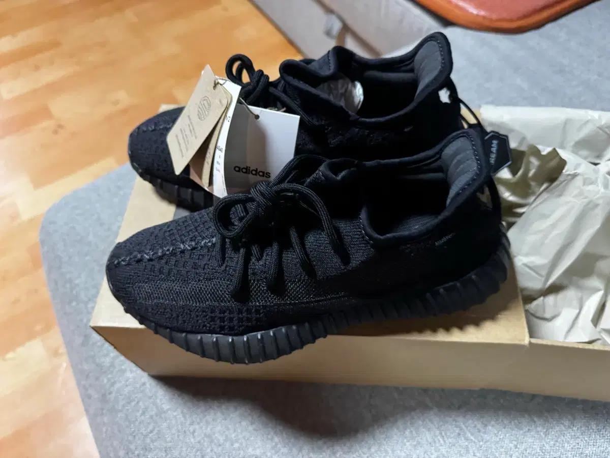 아디다스 이지부스트 350 V2 블랙