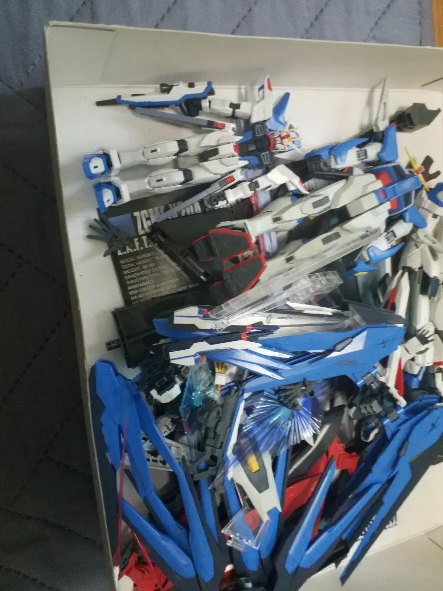 MG RG HG 프리덤 데스티니 건담 정품 입니다 완성품 판매합니다