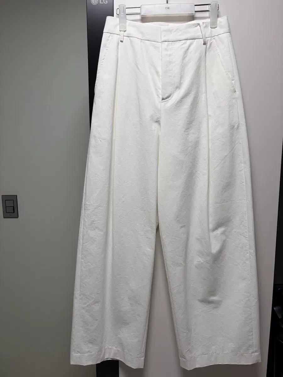 Roah cotton tuck pants - White