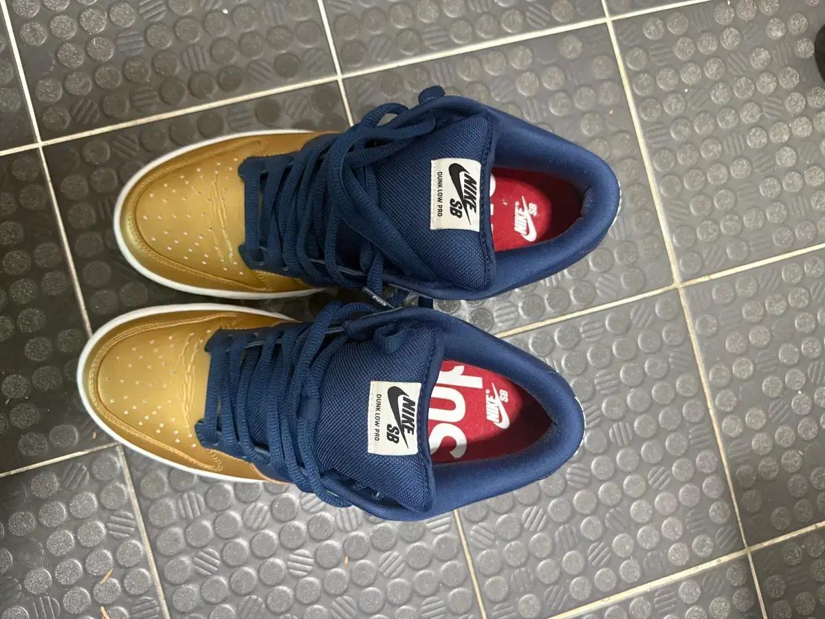 나이키 x 슈프림 SB 덩크 로우 쥬얼 스우시 골드 280