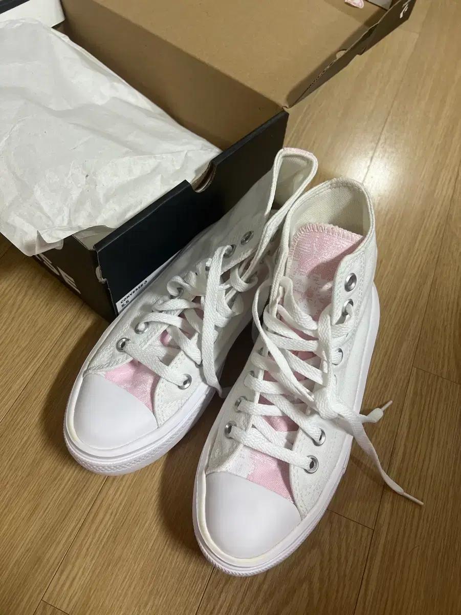 컨버스 화이트 하이 + 핑크 포인트 운동화