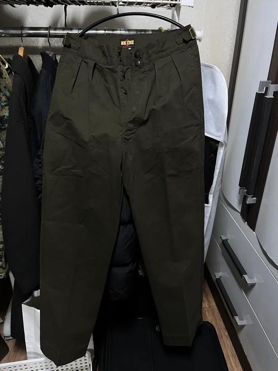 논스탁 브론슨 호주군 투턱 치노