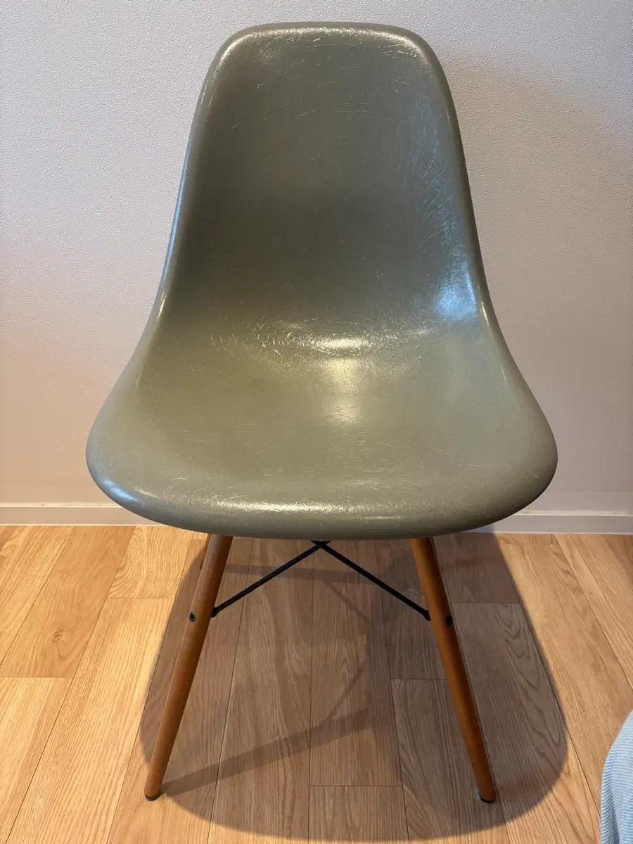 비트라 임스 파이버글라스 사이드체어 DSW Raw Umber