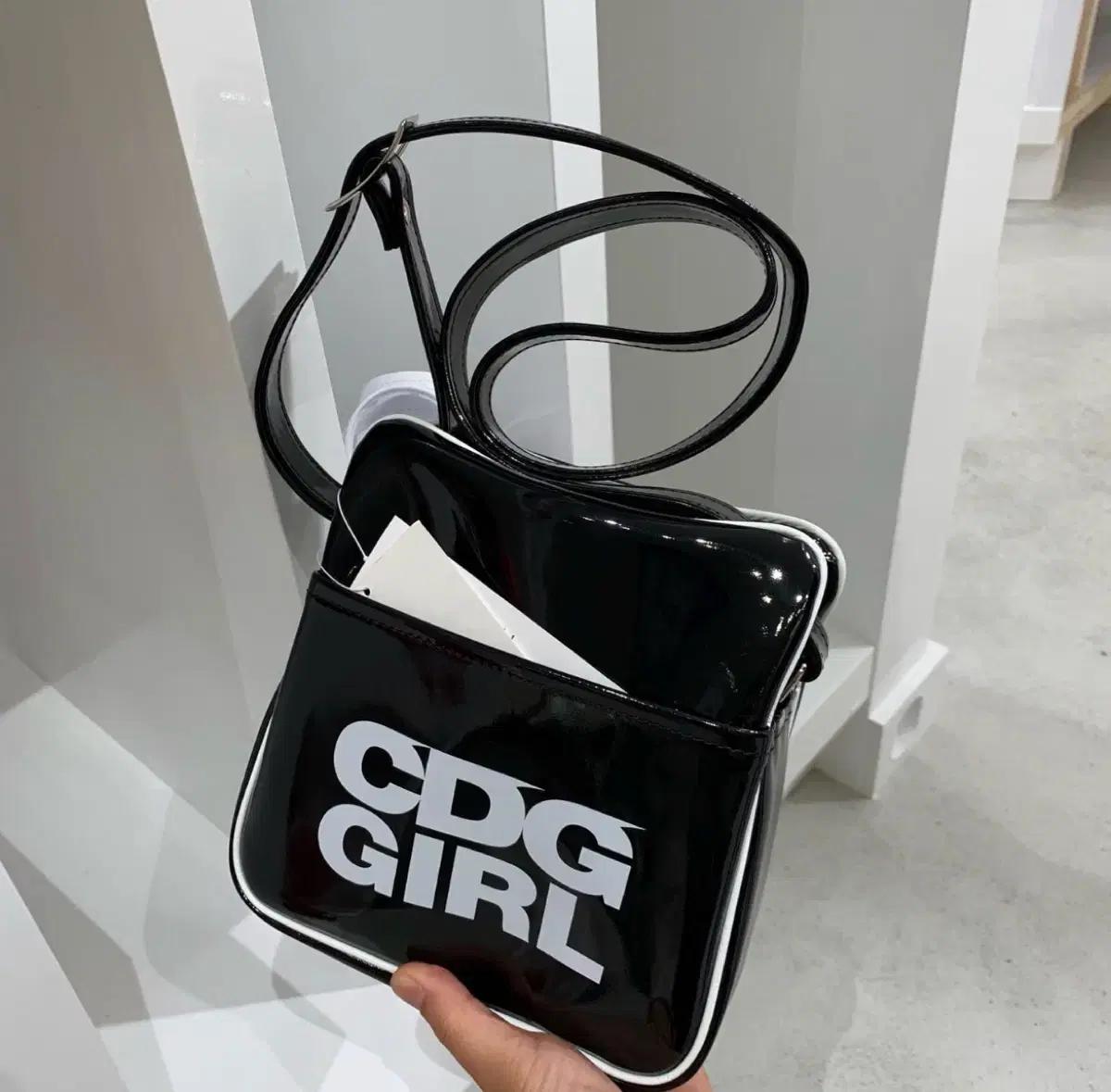 CDG GIRL 꼼데가르송 걸 에나멜 크로스백