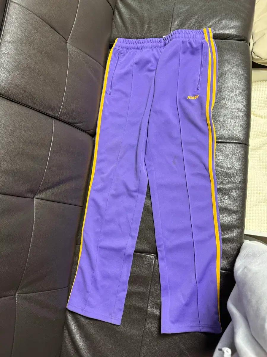 널디 연보라색 트랙팬츠