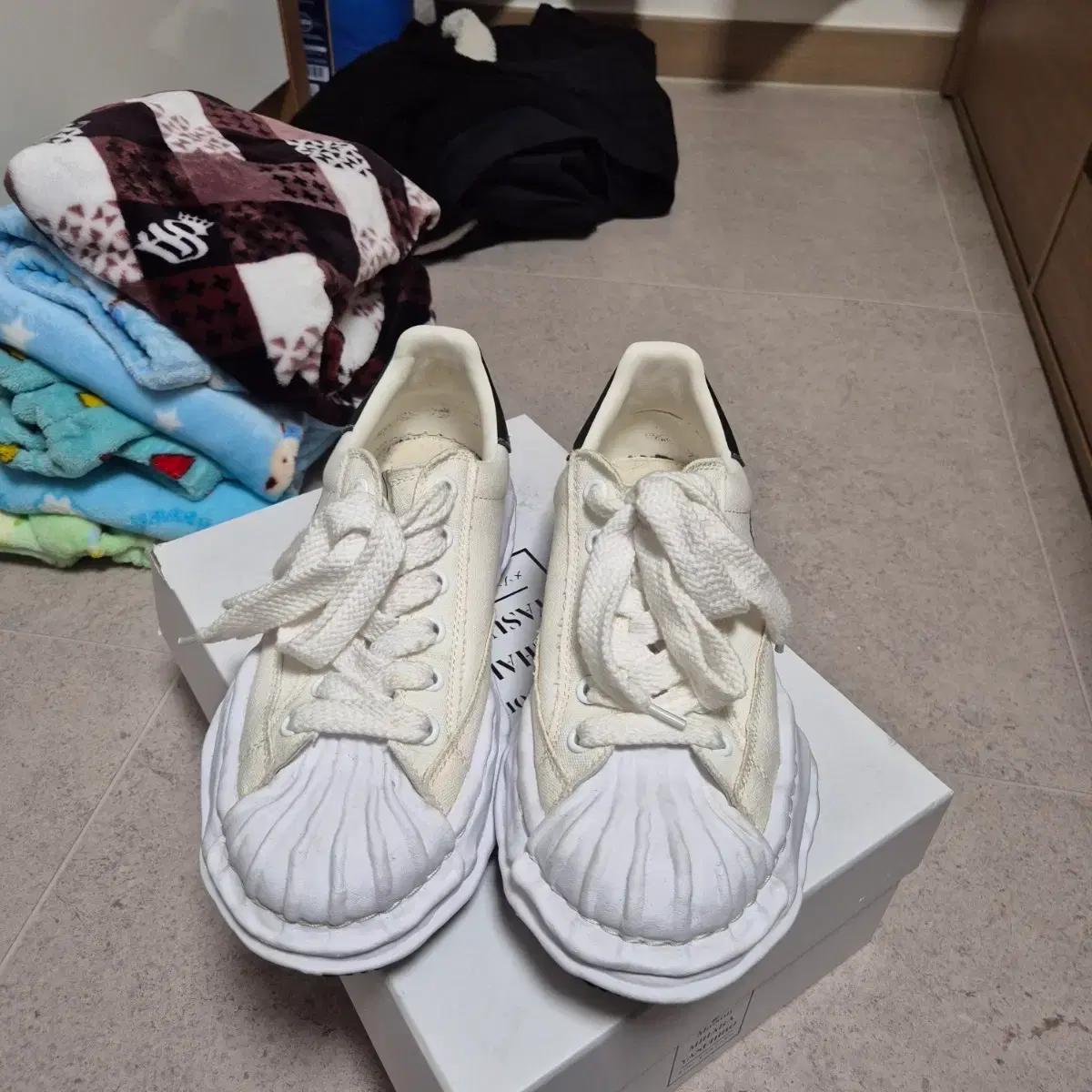 (급처)메종 미하라 야스히로 블레이키 OG 솔 캔버스 스니커즈 화이트