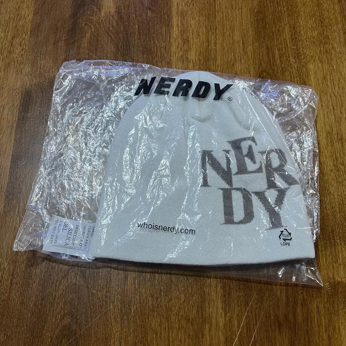 새상품) 널디 NERDY 엔디와이 로고 자카드 비니 화이트