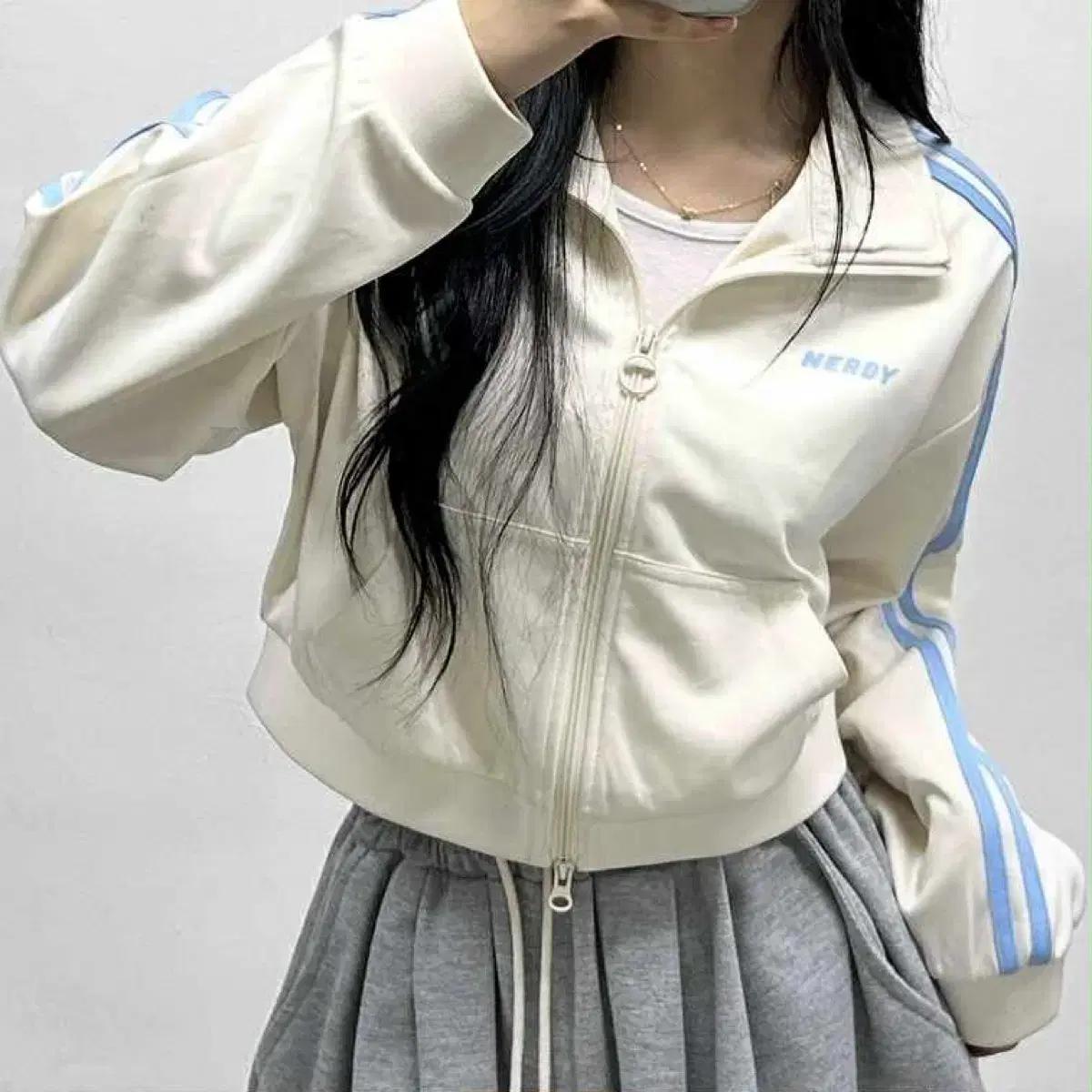 널디 아이보리 세미크롭 걸즈 트랙탑 희귀져지(S)