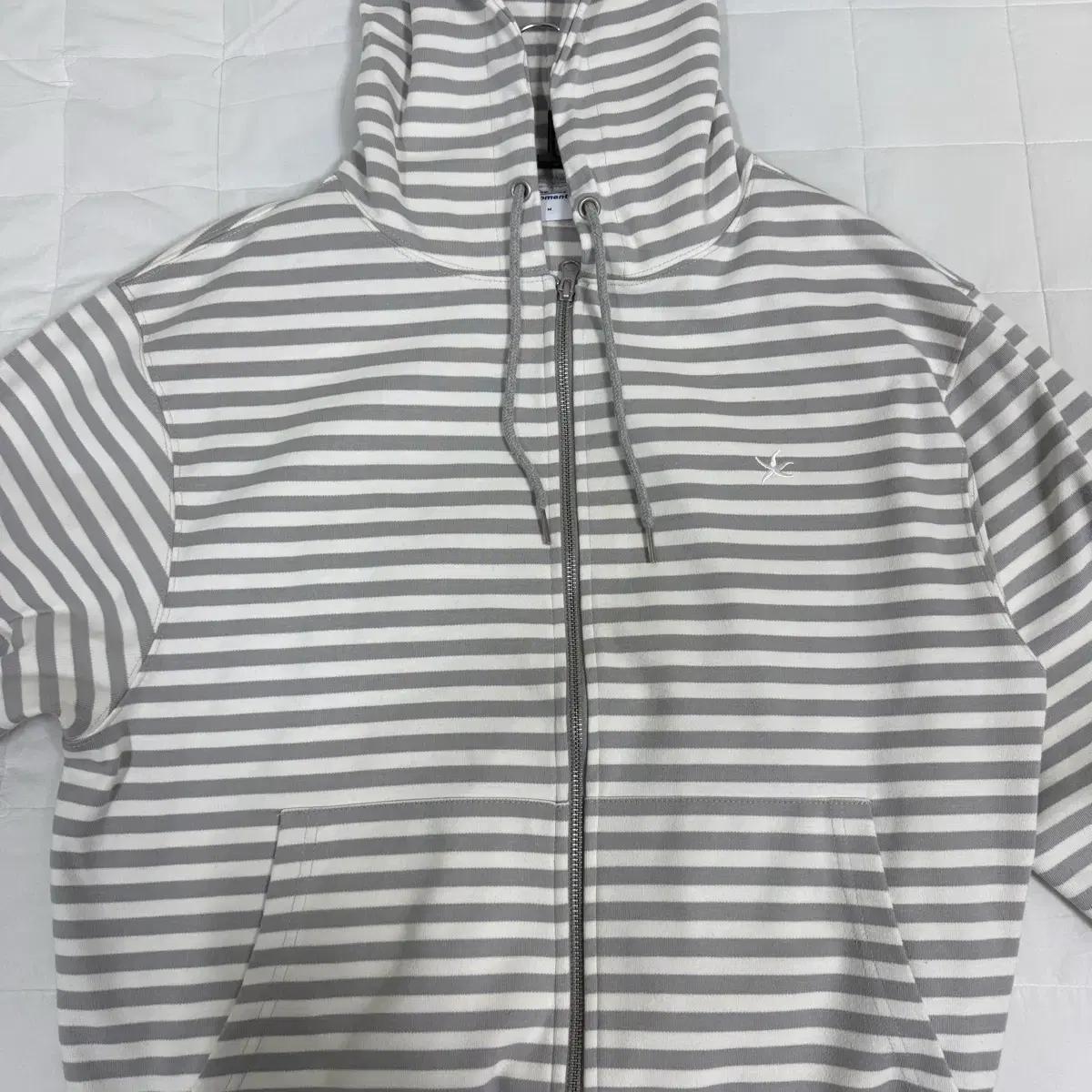 M 더콜디스트모먼트 후드집업