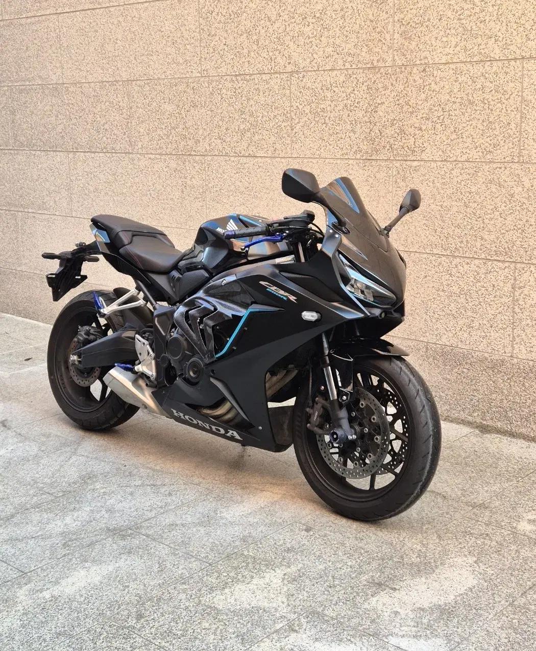 2023 CBR650R 1만2천 멧블랙 판매합니다.