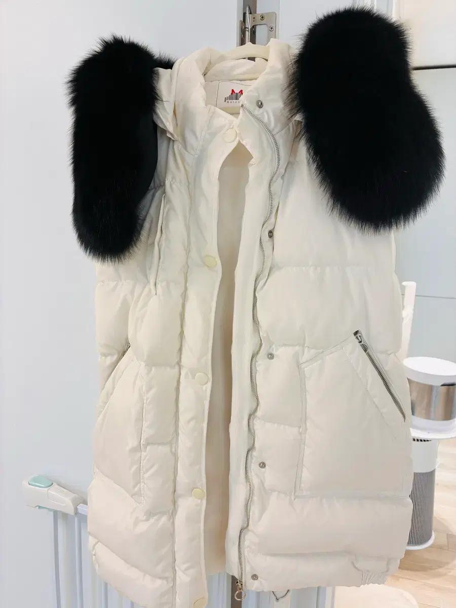 Barcode 아이보리 패딩 조끼 블랙퍼