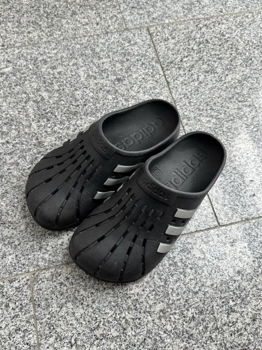 255) 아디다스 아딜렛 클로그 코어 실버 메탈릭