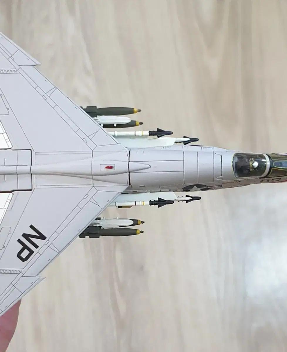 에어리어88의 F-8E 센츄리윙 1:72 다이캐스트