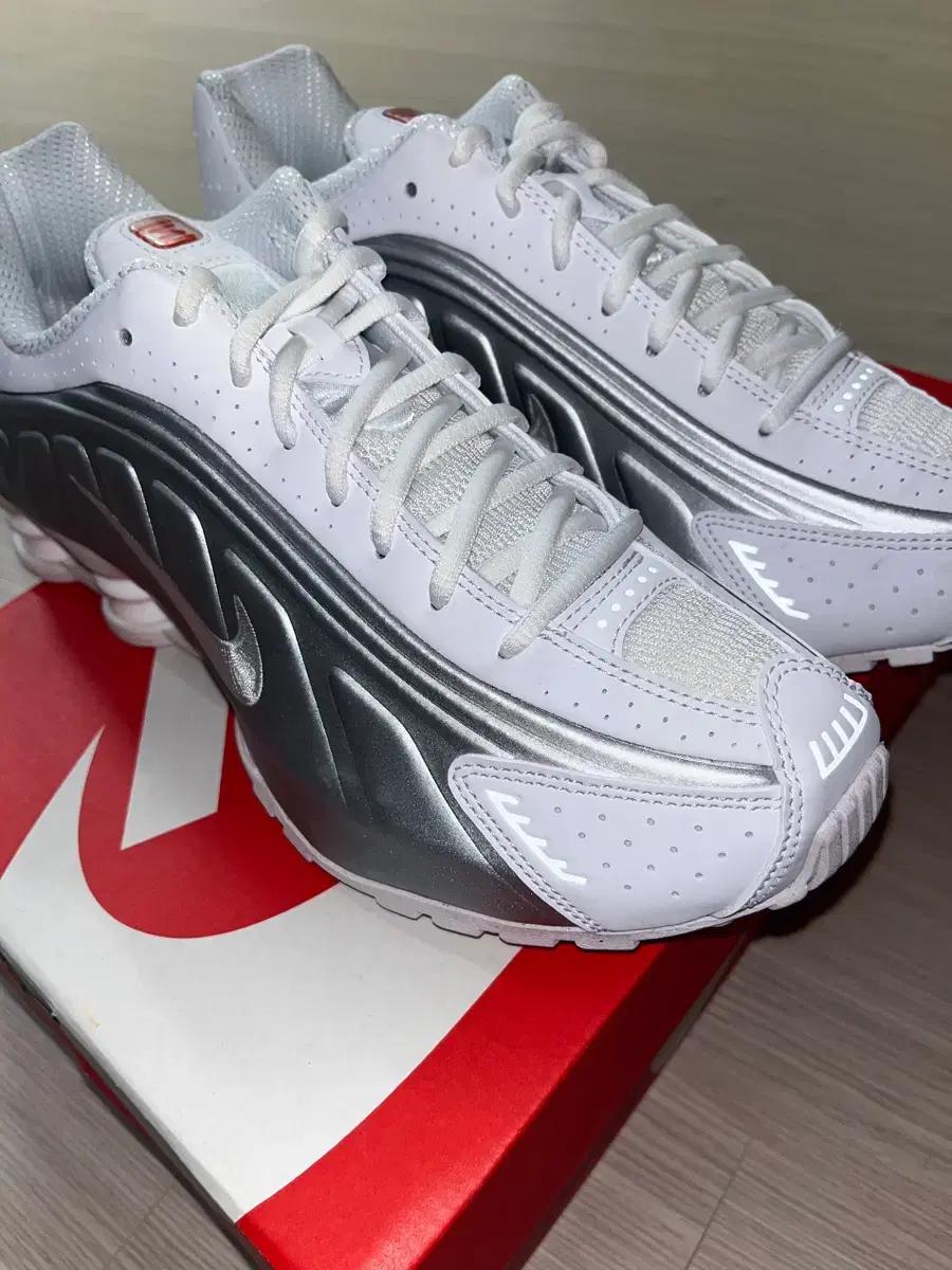 나이키 샥스 R4 260사이즈