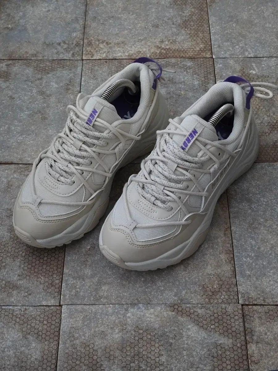 (240)널디 젤리그 베이지 스니커즈