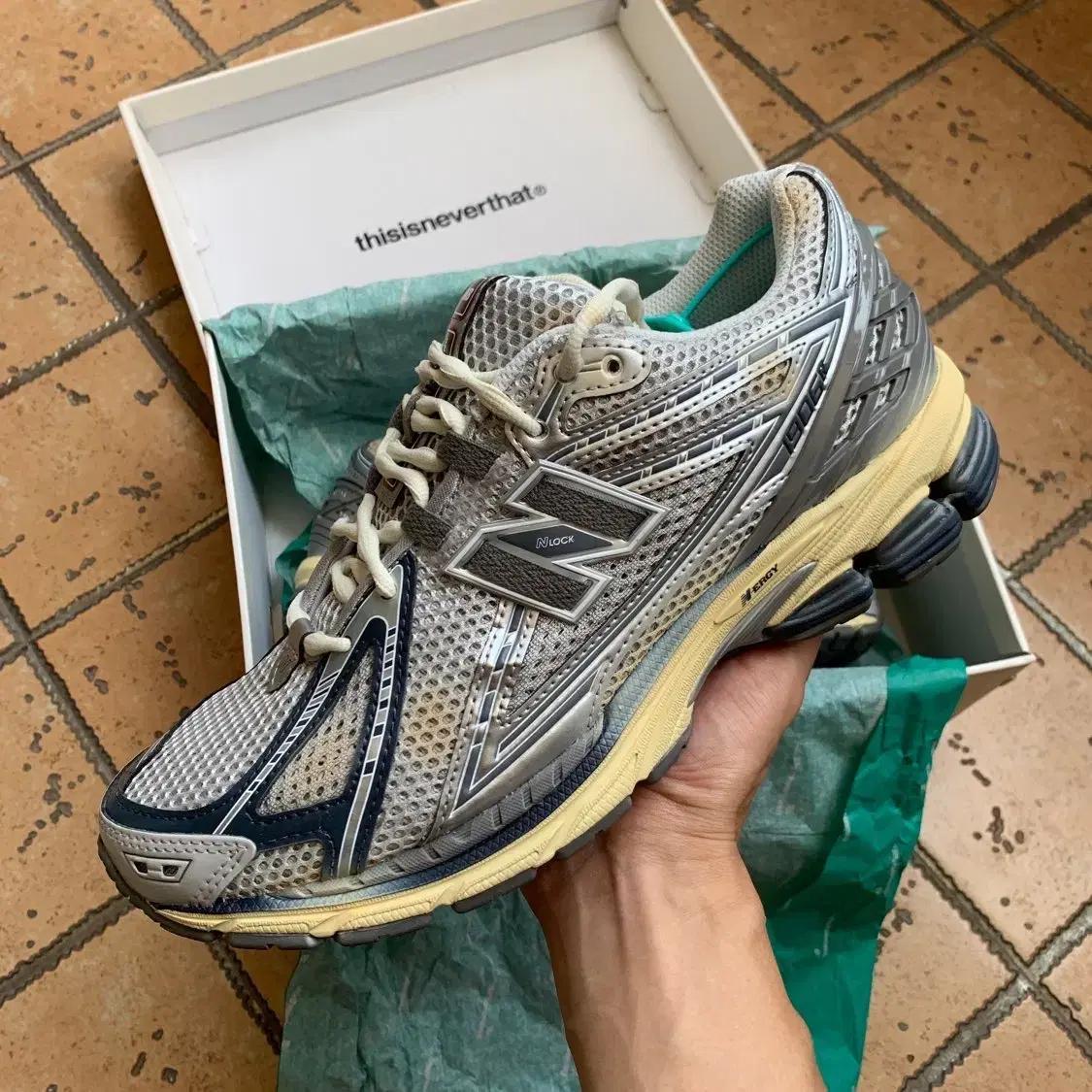 이것은 결코 뉴발란스 NB 1906R이 아닙니다