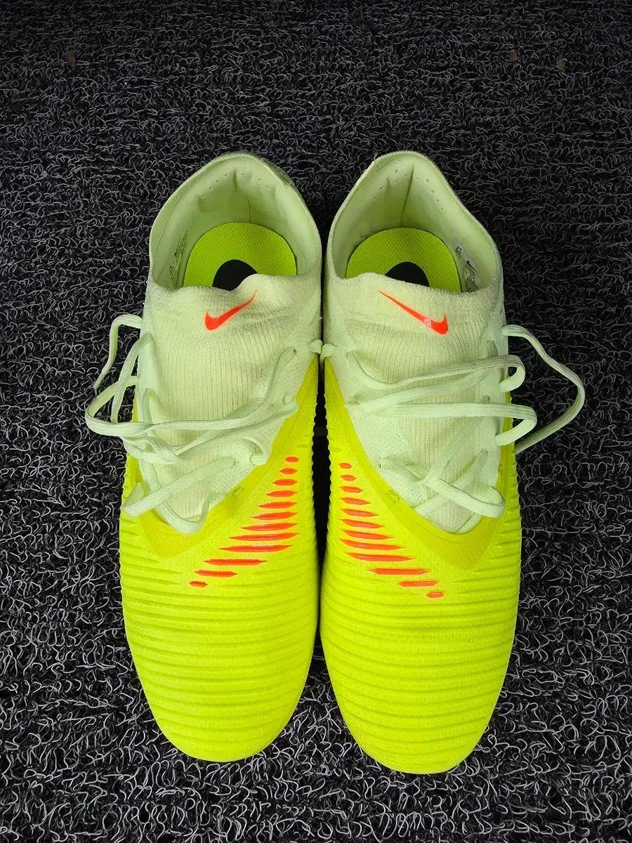 나이키 축구화 265  프로 ag 입니다.