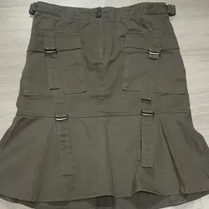 뉴진스 하니 착용 Cerric flared cargo skirt
