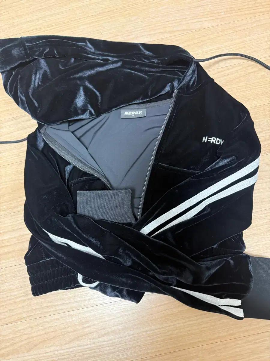 널디 크롭 벨벳 자켓