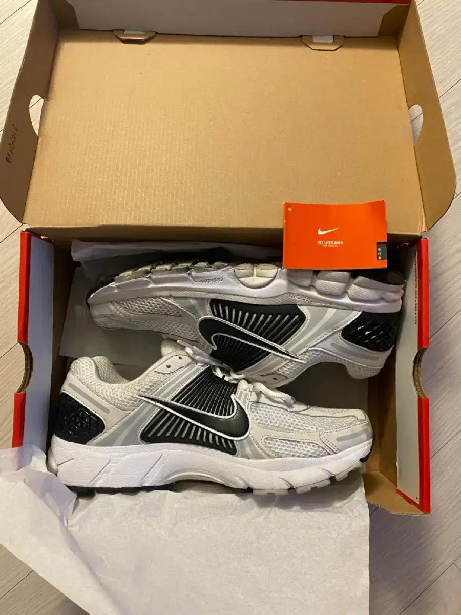 나이키 줌 보메로 5 화이트 블랙 285 판매합니다