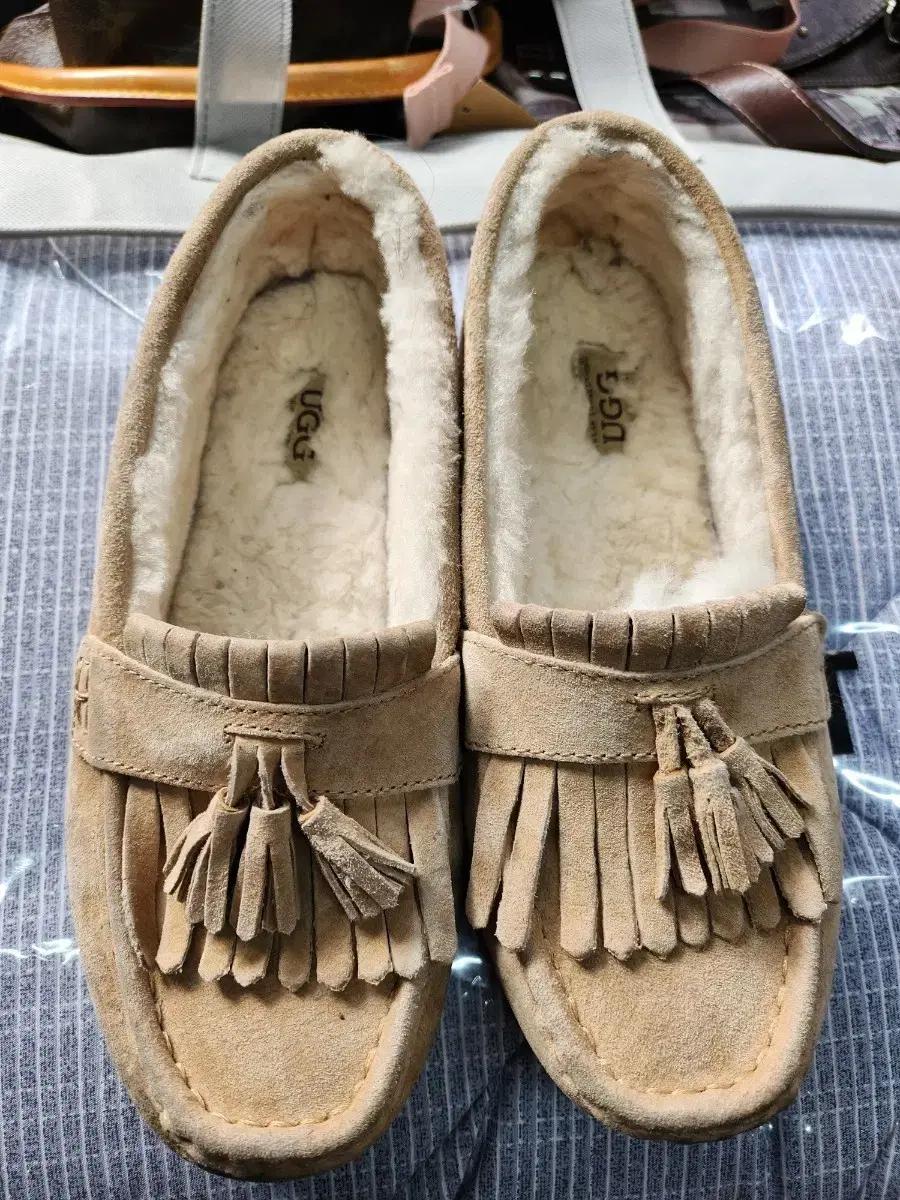 UGG 어그 모카신 슬리퍼 여성 235