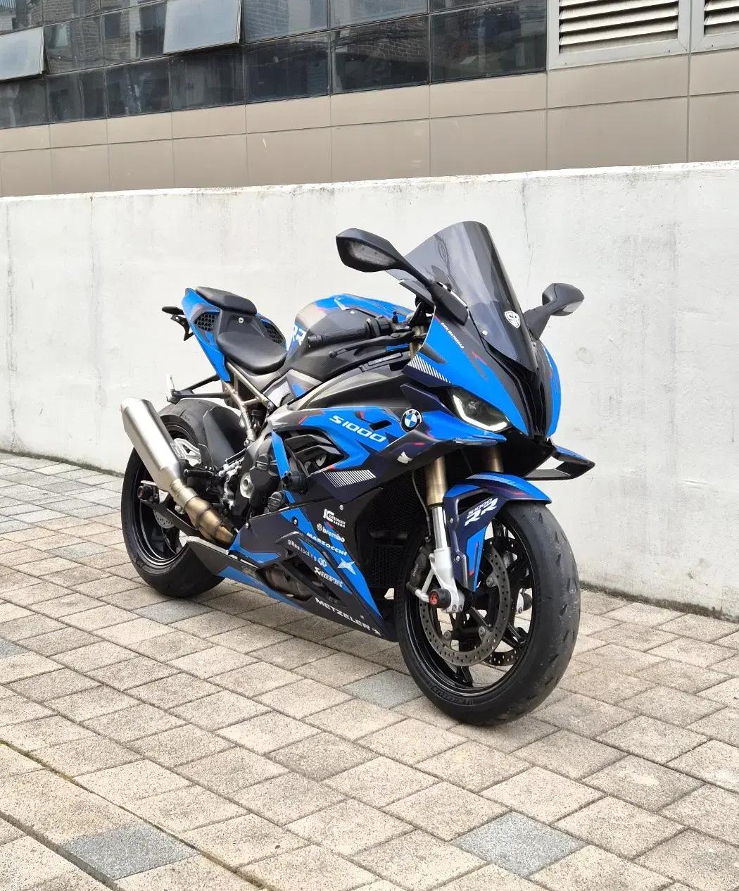 2022년식 2만6천키로 BMW S1000RR 판매합니다.