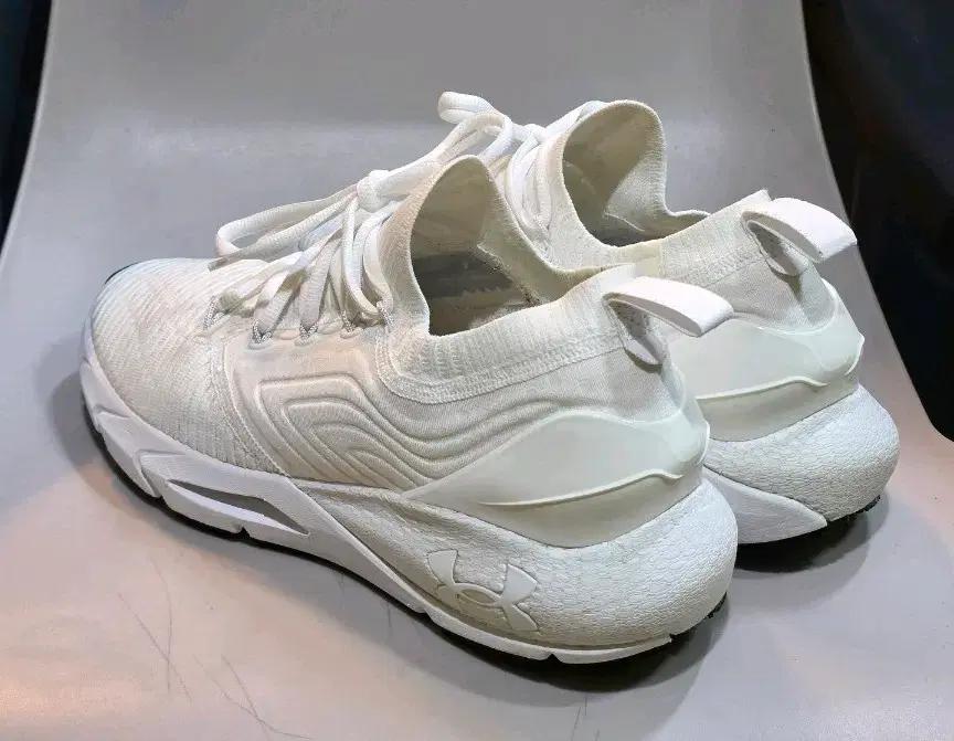 언더아머 하얀색 운동화  265mm