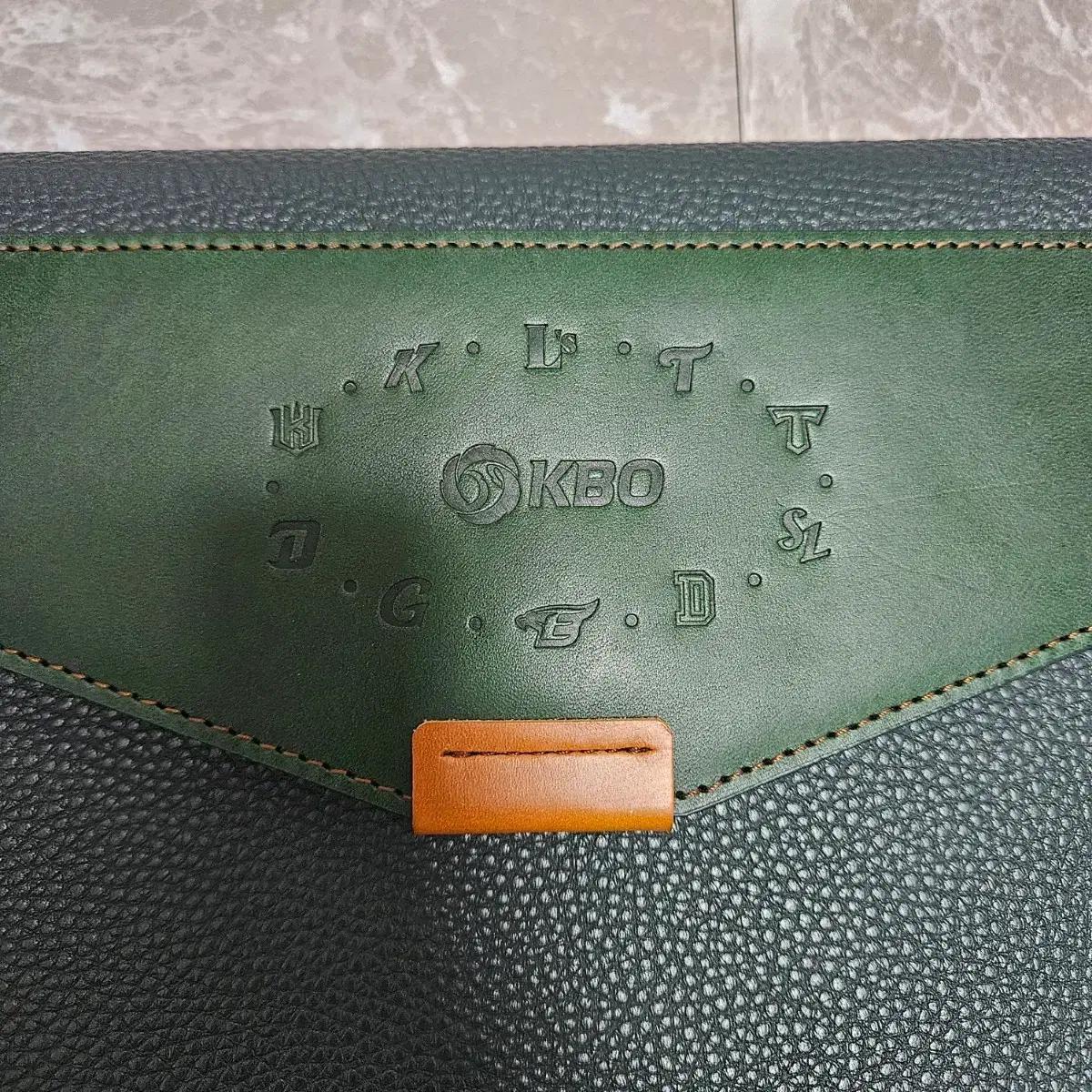 KBO 가죽 클러치 백 그린