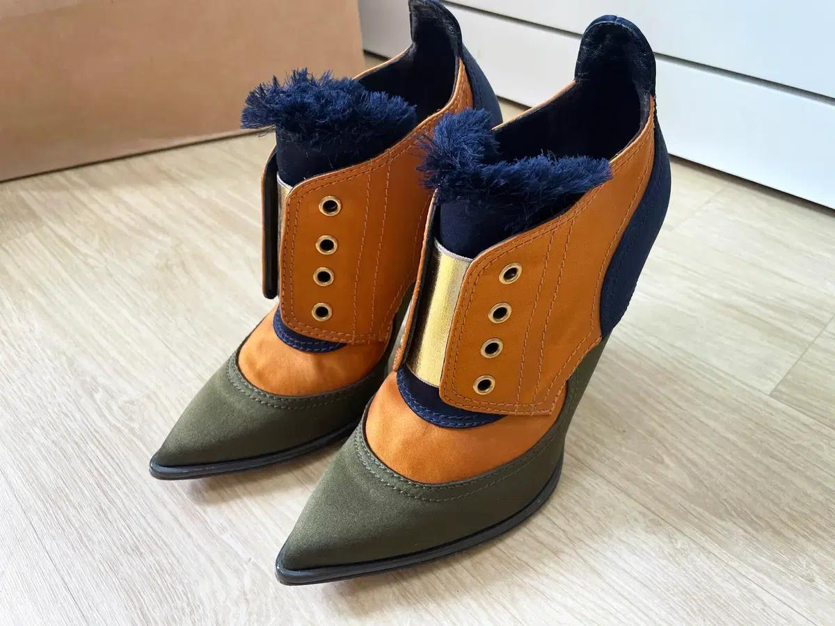 JIMMY CHOO 지미추 새틴 믹스 스틸레토 앵클 부티 하이힐
