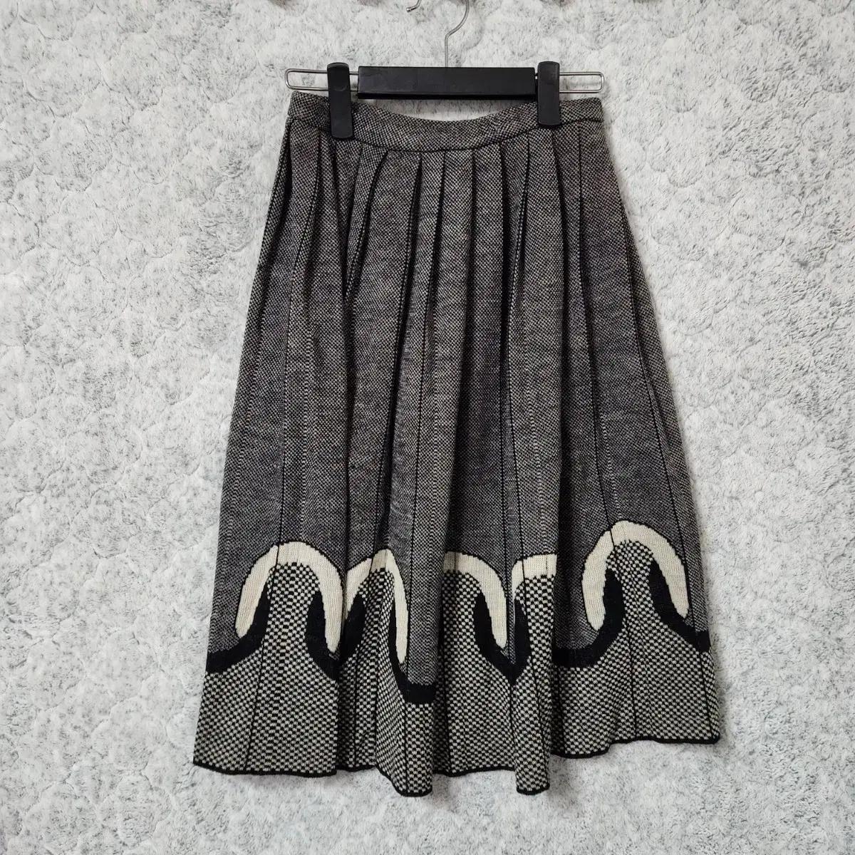J142 [F] 1/2 Un Demi Made in Japan 치마