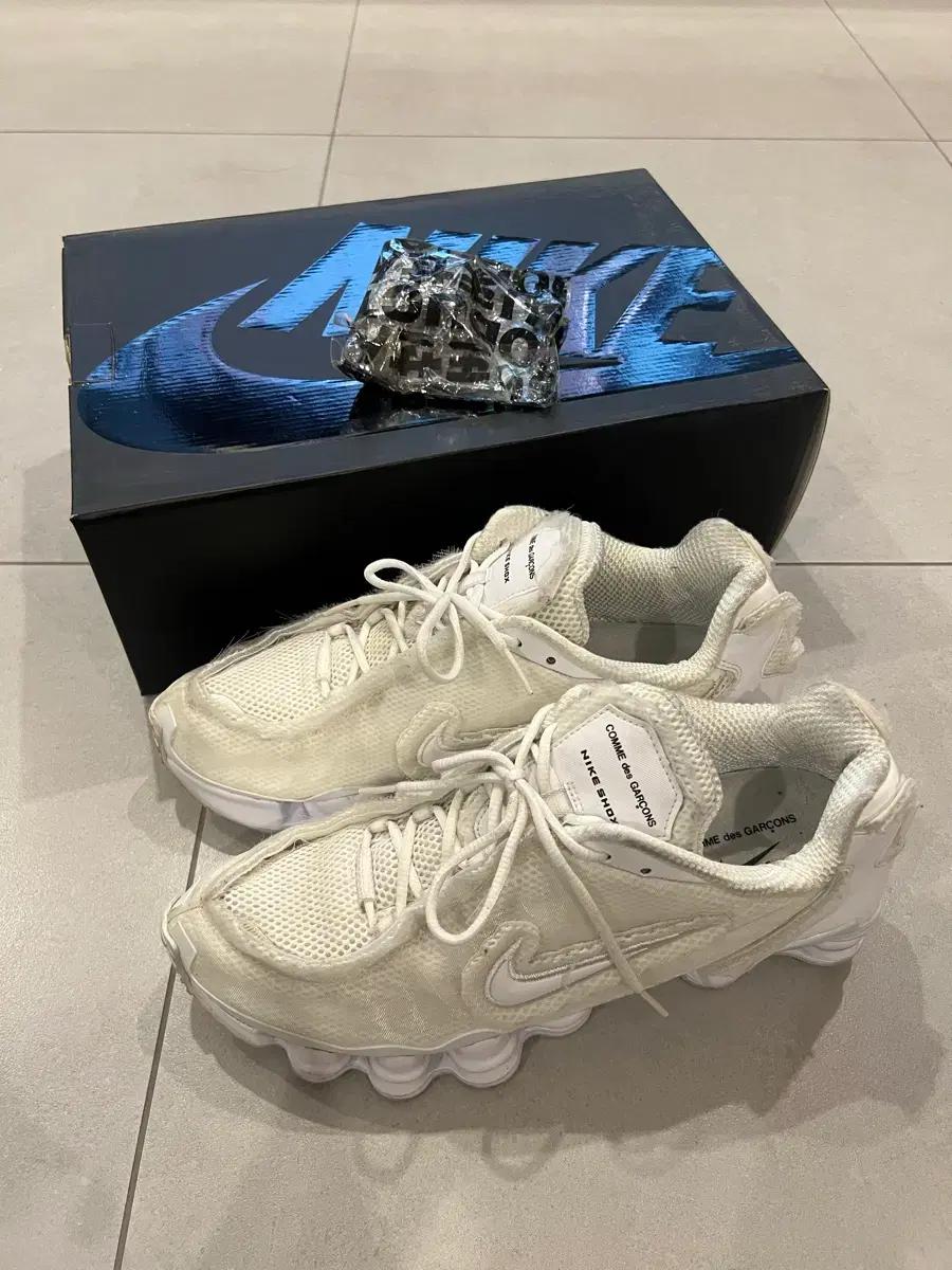 나이키 x 꼼데 샥스 TL 화이트 280