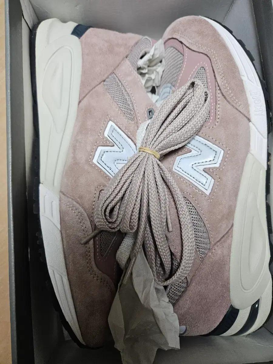 285) 뉴발란스 KITH 990v2 Rose