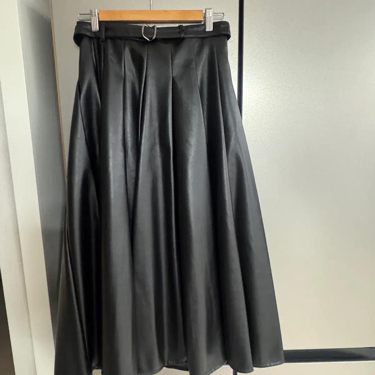 (새제품)미샤 가죽 스커트 66사이즈