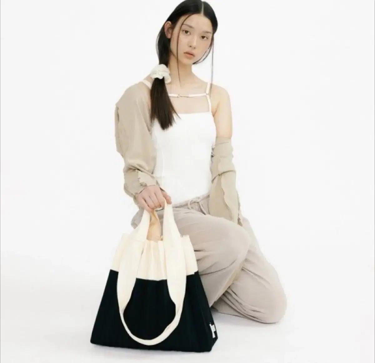 플리츠마마 투웨이 쇼퍼백 화이트 블랙