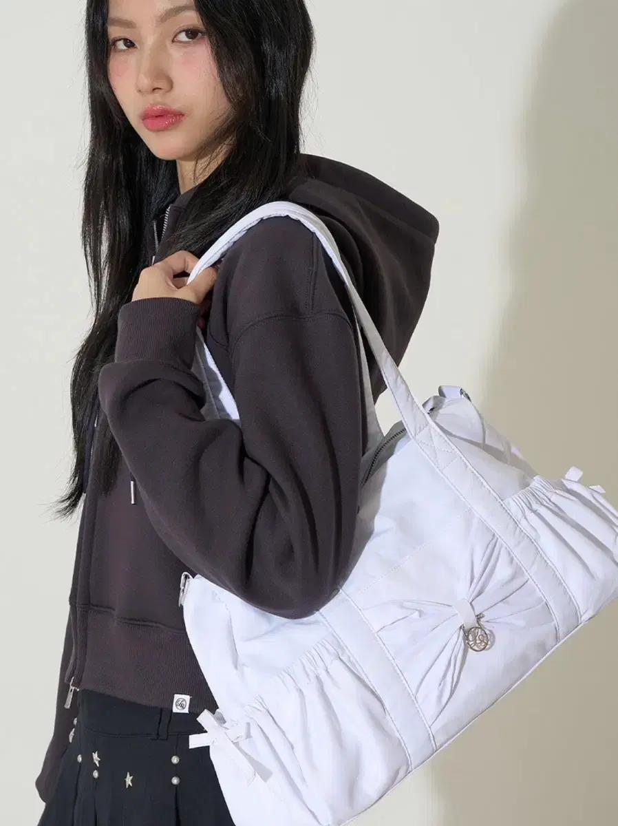 ILLIGO 보우 포티 더플백 화이트
