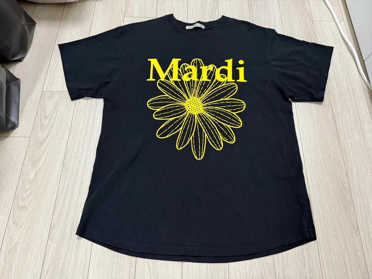 Mardi Mercredi 티셔츠 플라워 마르디 블랙 옐로우