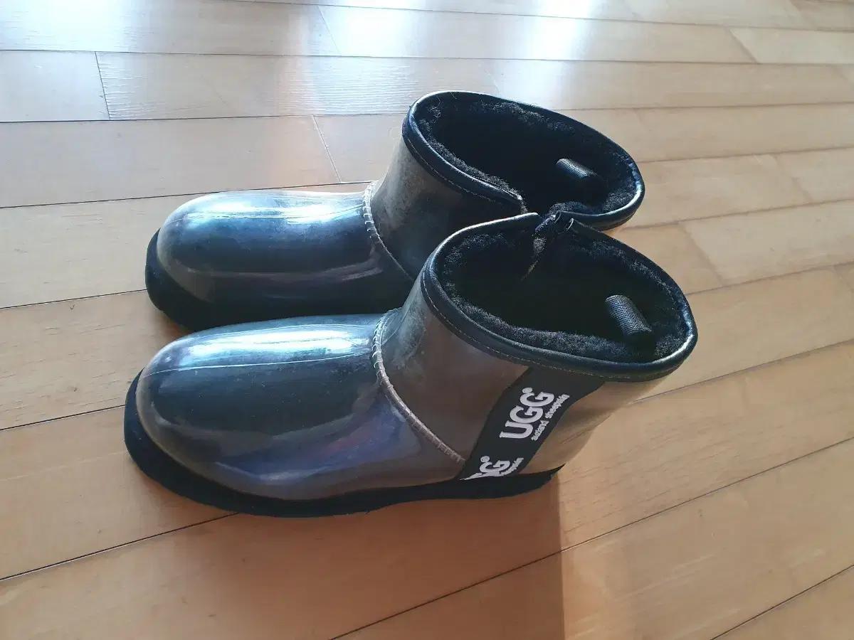 UGG 어그 클리어 숏 부츠 ㅡ 230