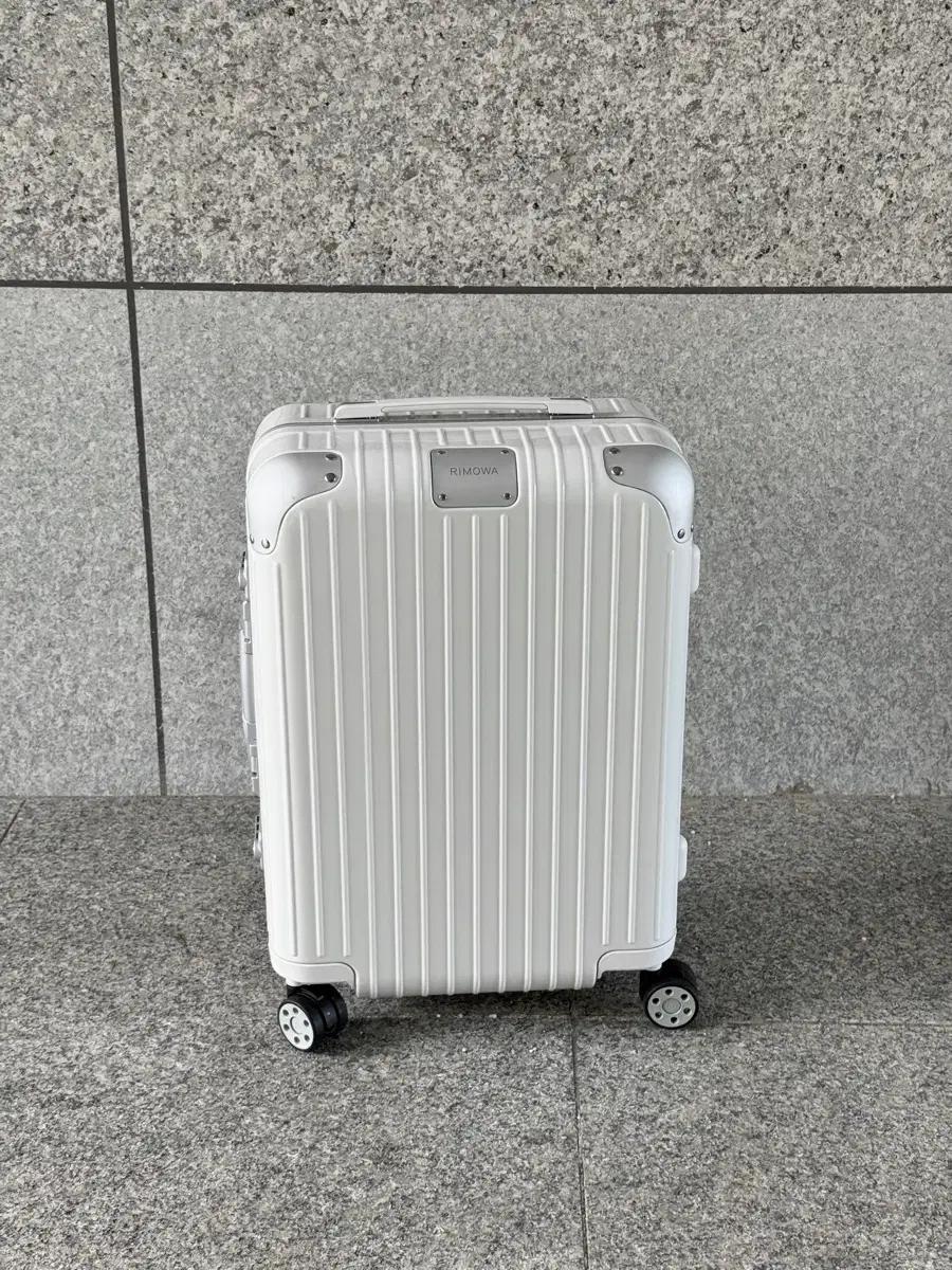 리모와 하이브리드 캐빈 화이트